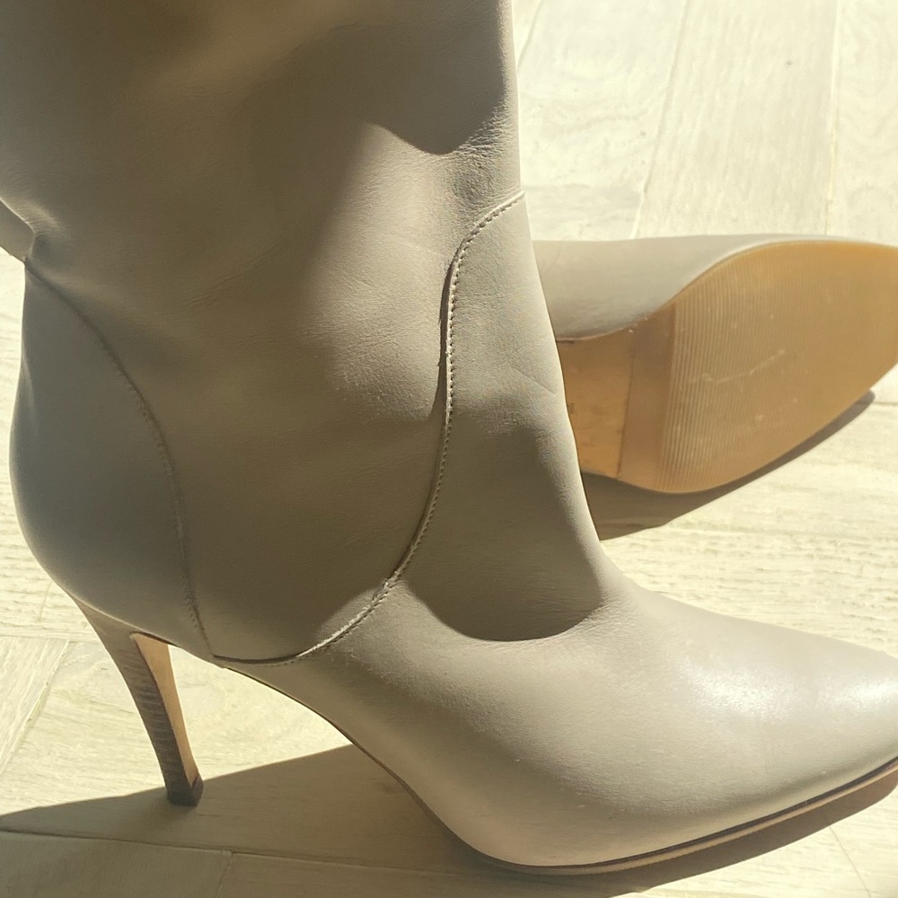 Manolo Blahnik runway tall boots light grey 9